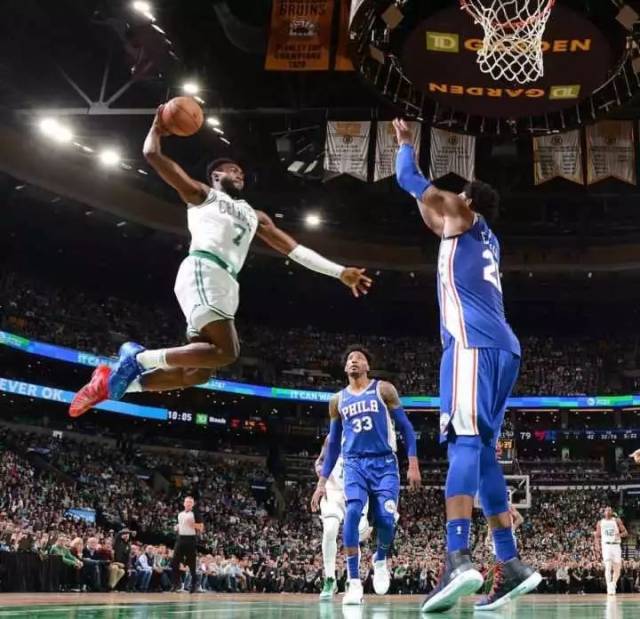 她标志性的 她标志性的